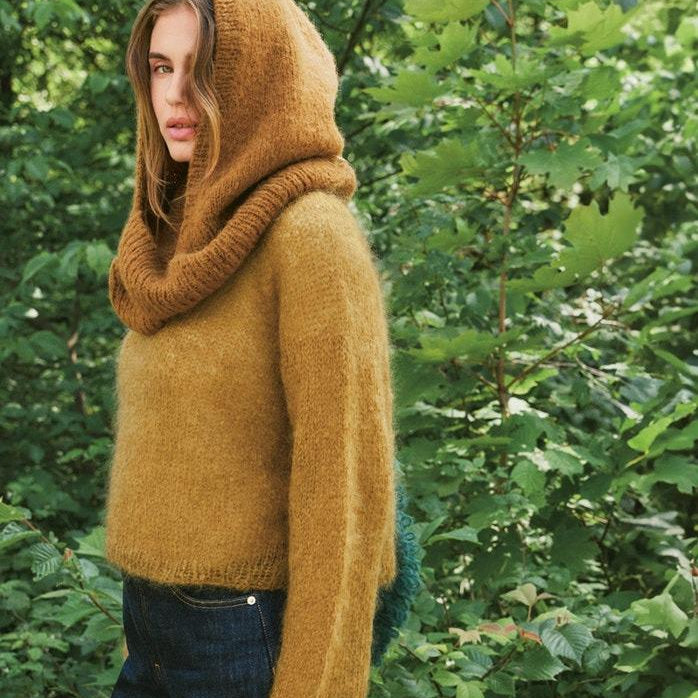 2507 - 11a Snuggle Hood monochrome or 11b striped - Sandnes Garn