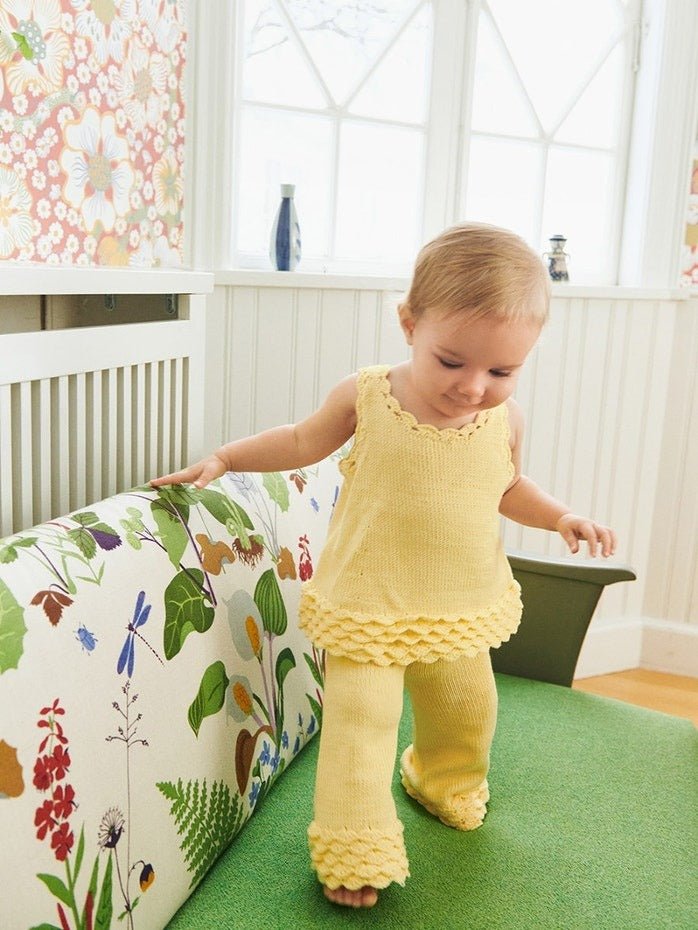 2603 - 7 Rosette Top & Pants Baby - Sandnes Garn