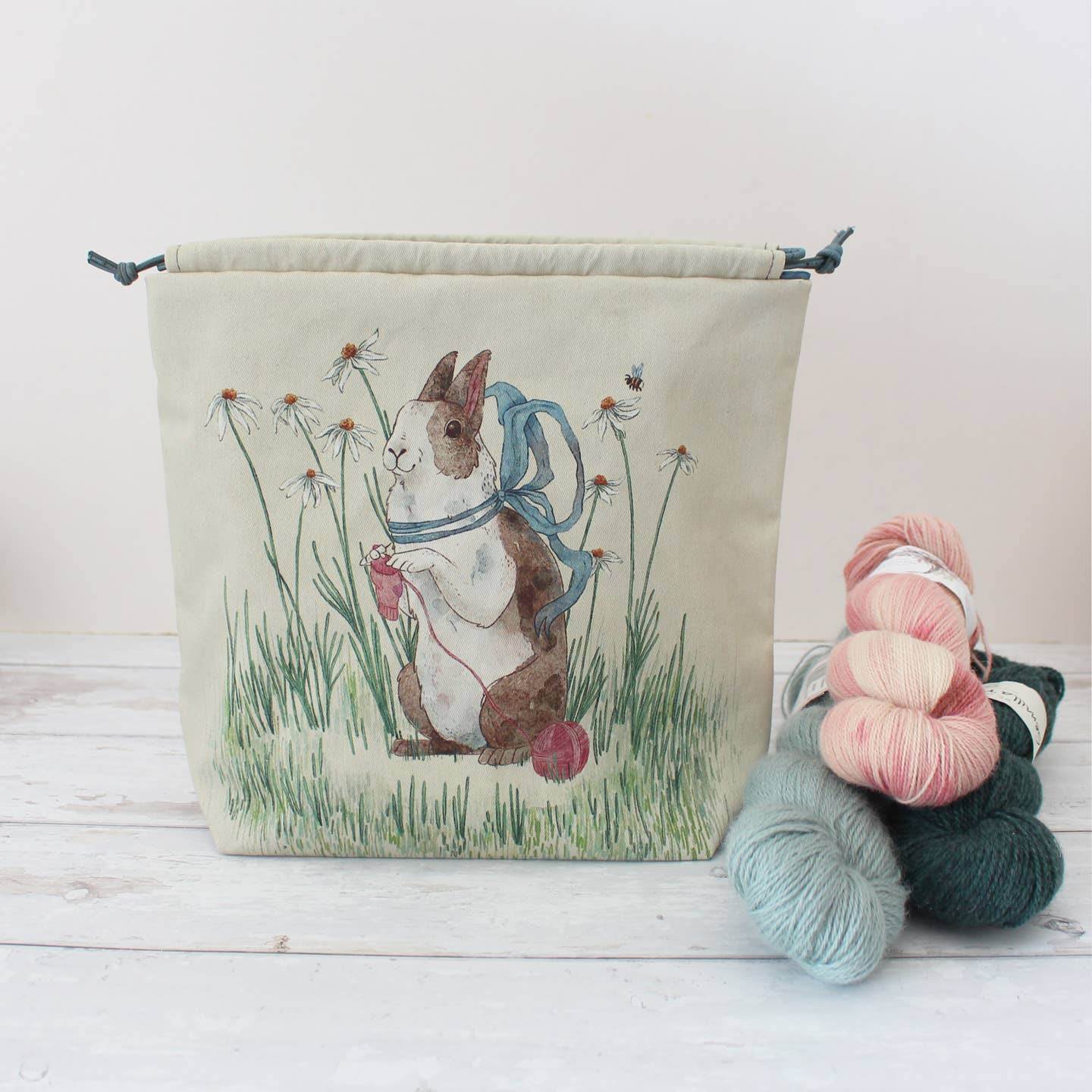 Daisy le lapin tricoteur Sac à projets tricot The Blue Rabbit House - The Blue Rabbit House