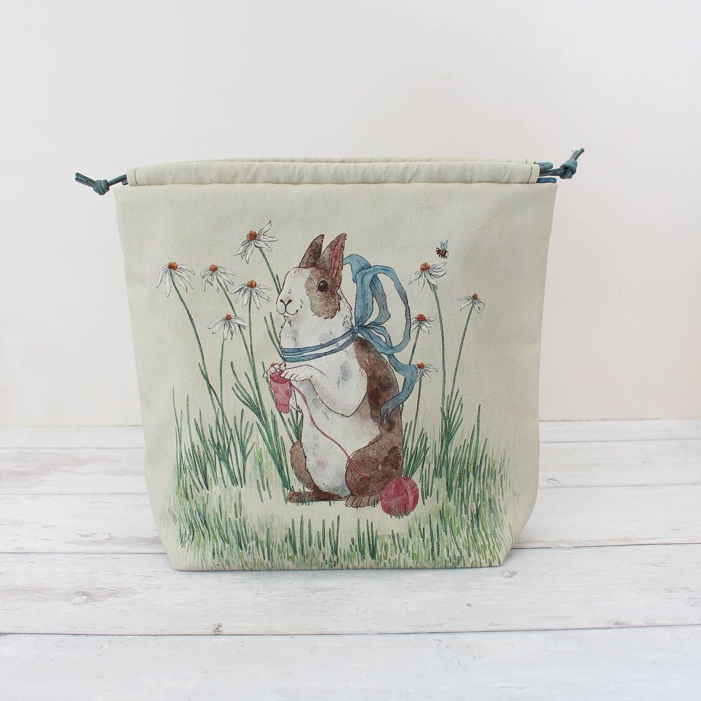 Daisy le lapin tricoteur Sac à projets tricot The Blue Rabbit House - The Blue Rabbit House