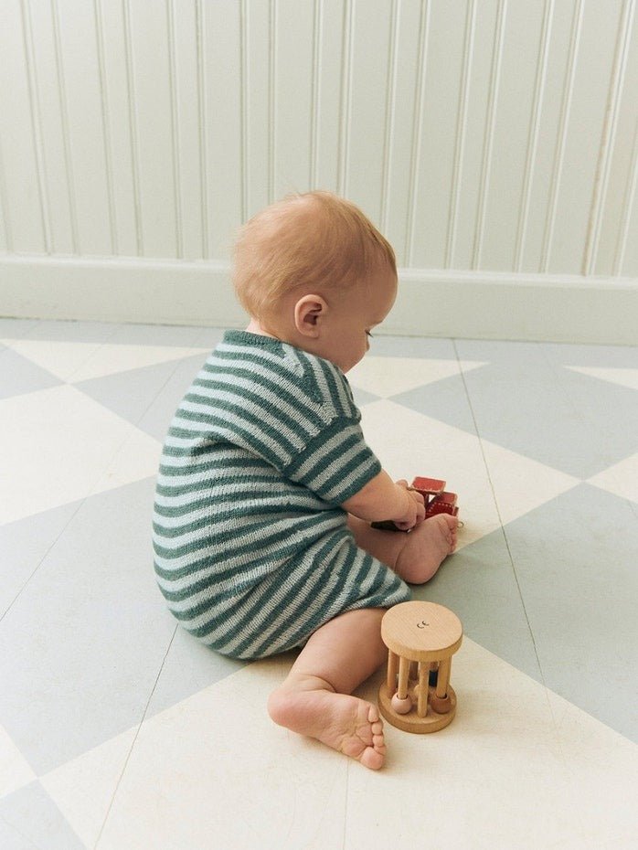2603 - 5 Theodore Playsuit Baby - Sandnes Garn