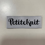 PetiteKnit - Version 1 Etiquette en tissu PetiteKnit - Petite Knit