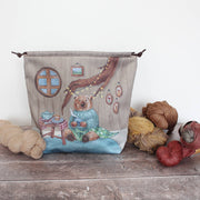 Bruno l'ours brun d'hiver Sock Size Sac à projets tricot à cordon - The Blue Rabbit House