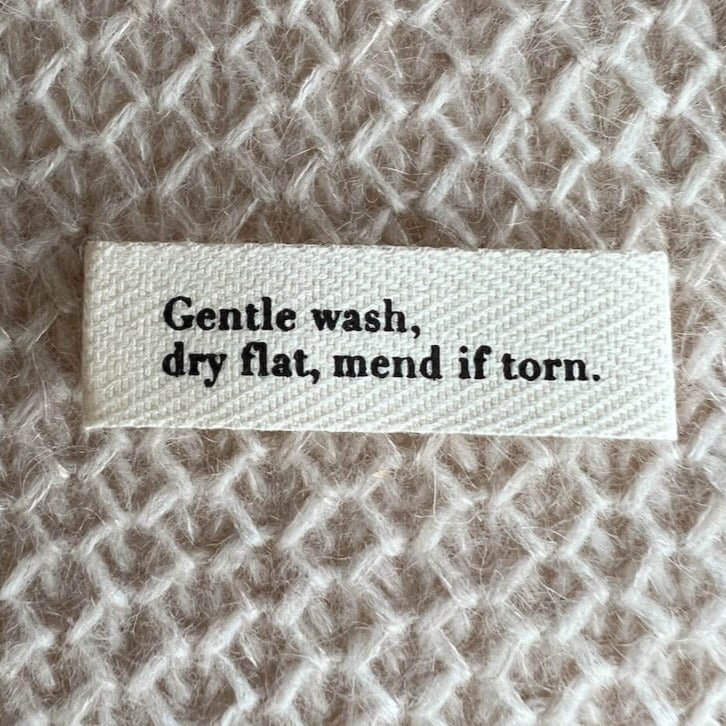 Etiquette en tissu PetiteKnit Gentle wash dry flat mend if torn - Petite Knit