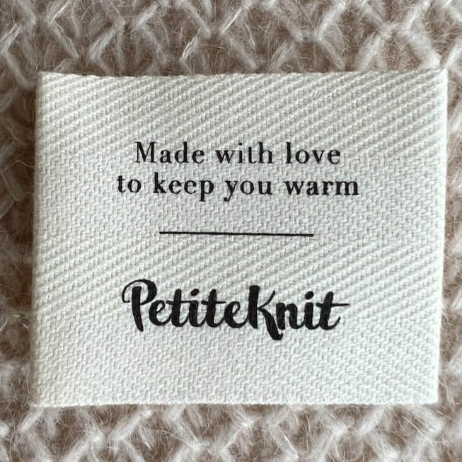 Etiquette en tissu PetiteKnit Made with love to keep you warm - Version 2023 - Petite Knit